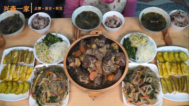为了庆祝爸爸的生日！妈妈准备了一桌丰盛的生日餐！