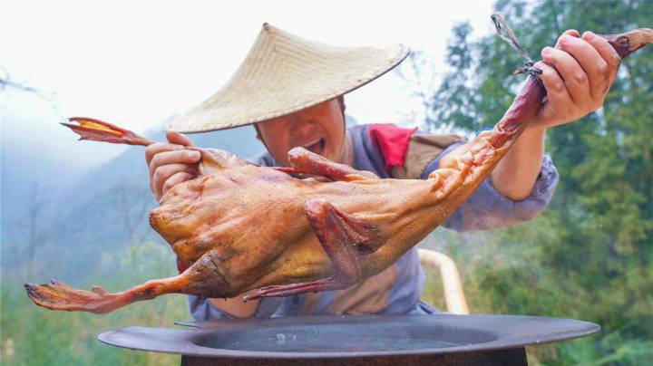 小伙花5天时间秘制烟熏鸭，配上青红双椒一焖，味道绝了