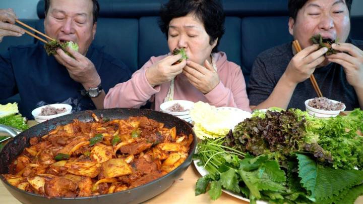 全家一起享用美味的泡菜炒猪肉，用蔬菜包起来吃，感觉很过瘾！