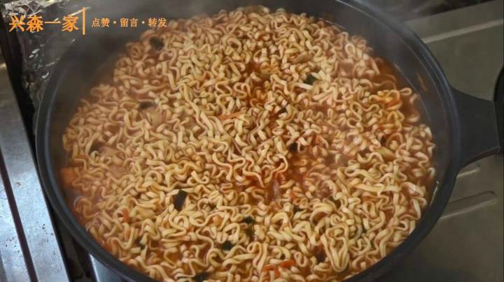 回到了首尔的屋顶，进行一下体育锻炼，还煮了最爱的拉面！