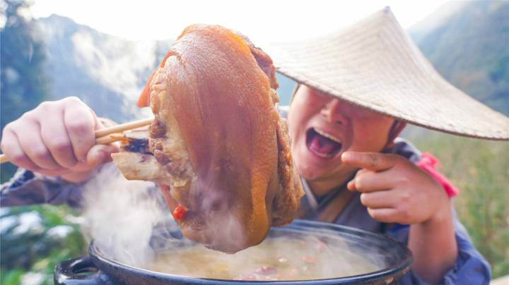 80元买只猪肘子，做一道“黄金酸猪肘”软烂入味，大口啃着真巴适