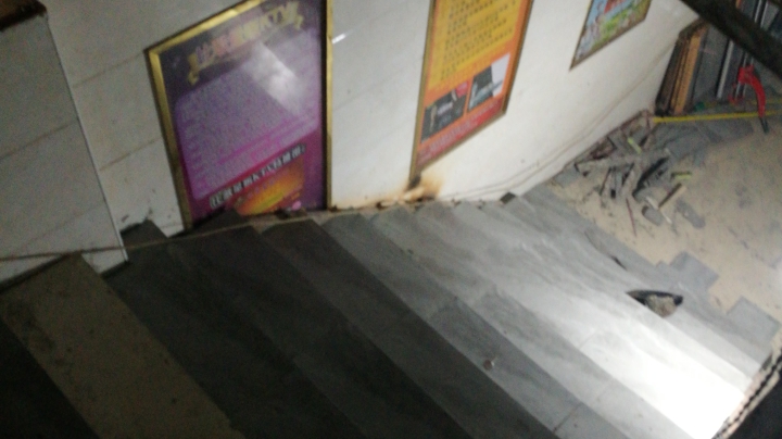 买磁砖搭建直播工作室通道