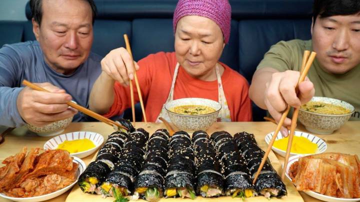全家一起享用金枪鱼紫菜包饭，妈妈：自制的比购买的更美味！