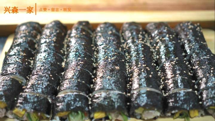 妈妈自制家庭版金枪鱼紫菜包饭，爸爸：这是需要大量工作的食物！