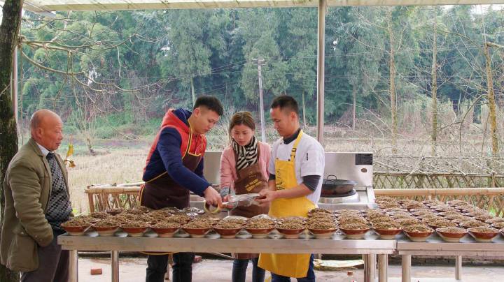 响应号召不聚餐，厨师长送同事们80大碗年菜带回家过年
