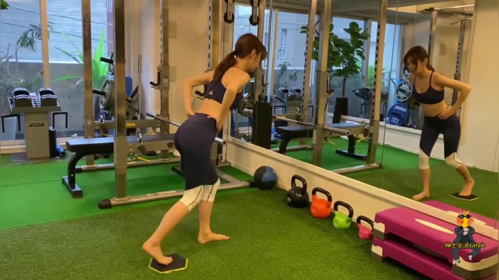 跟可爱日本大学生妹子一起健身  无器械f