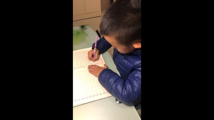 分享备用：西安直播——西安小孩在家写3，你看写的怎么样？