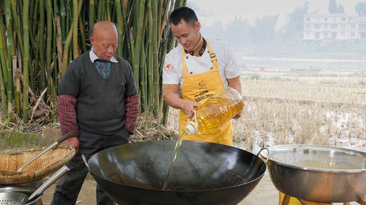 响应号召不聚餐，厨师长用40斤宽油制作年菜送给同事