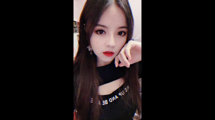 （冰铃）果然我在摄像头里面我还是穿黑色的好看。你们说对吗？