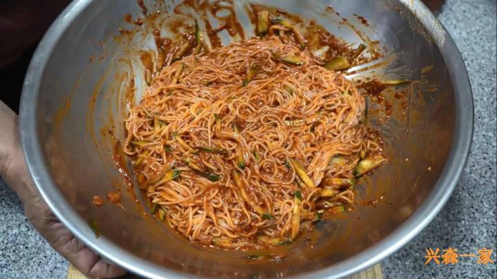 用木制家用蒸锅做的肉饺子和泡菜饺子！还有好吃的辣面！