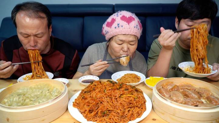 全家一起享用美味的肉饺子和泡菜饺子，再配上一份爽口的辣面！