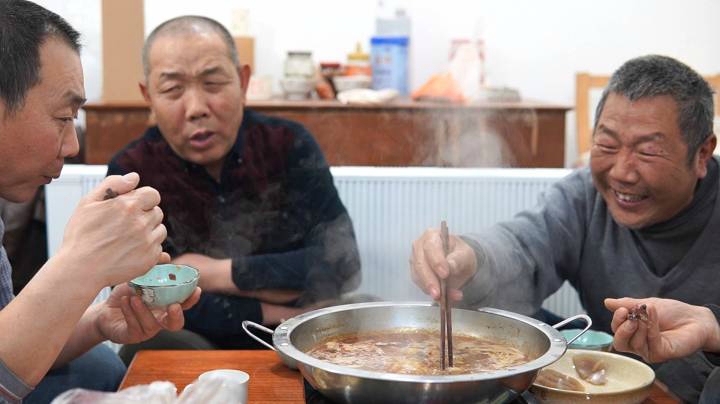 老爸要请大伯吃饭，阿远跑外地买驴肉和板肠，老哥仨这顿吃的开心