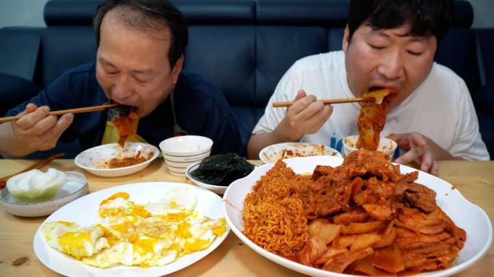 我和爸爸一起享用红烧猪颈肉和陈年泡菜，还有美味的煎蛋和拉面！