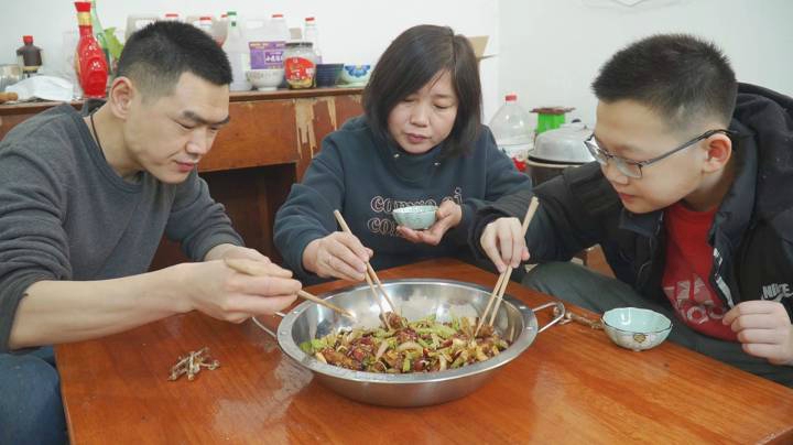 阿远做了道香辣鱿鱼鸡翅，叫上小姑和儿子试吃，鲜香麻辣真入味