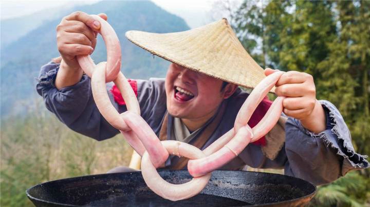 农村小伙秘制川味“猪套肠”，又香又辣爽脆弹牙，下饭巴适得板