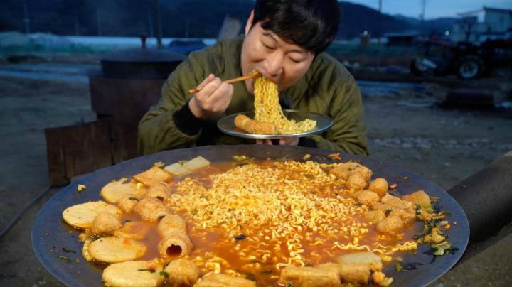 一人独享美味的鱼饼拉面，在寒冷的天气里喝暖暖的鱼饼汤！