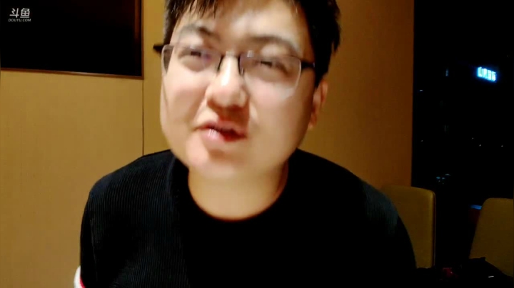 我在斗鱼看火力堂主直播户外