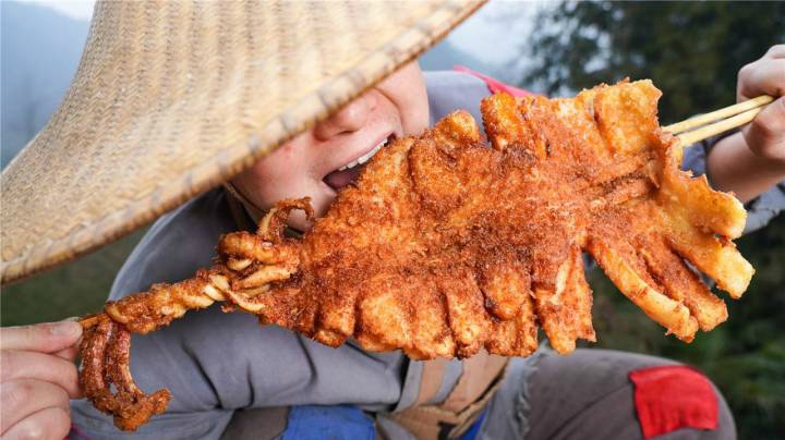 100元做只巨型“轰炸大鱿鱼”，香辣酥脆，每一口都超满足