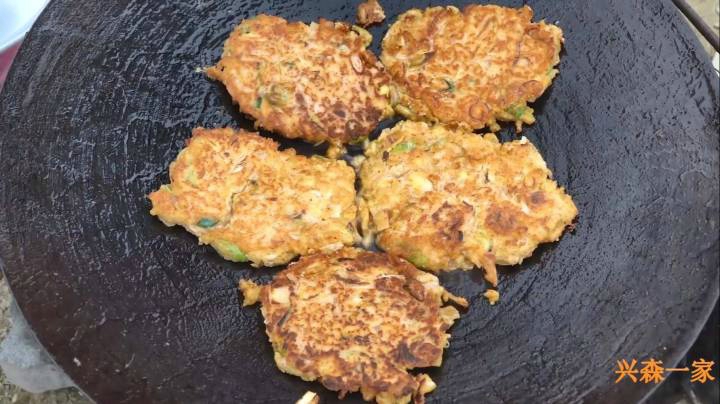 用铁锅做的辣牛肉汤和在锅盖上煎的绿豆煎饼，还有炭火烤的鲭鱼！