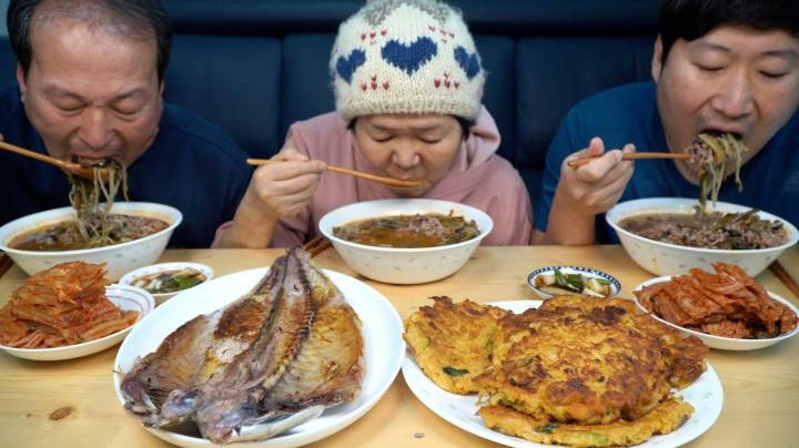 全家一起享用美味的家常菜，辣牛肉汤和绿豆煎饼，炭火烤的鲭鱼！