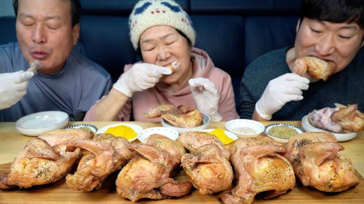 全家一起享用木炭烤制成的鸡肉，搭配上大蒜酱等调味品！