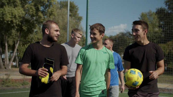 mixkit-men-coming-to-play-soccer-football-4567