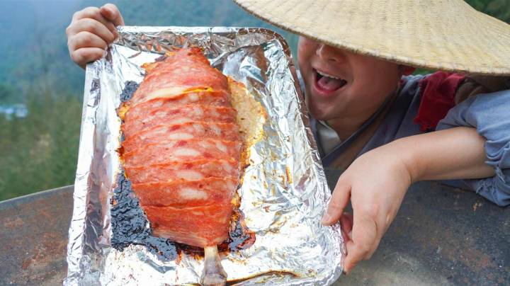 小伙还原路飞同款大棒肉，一口咬下去肉汁横流，吃着太过瘾了