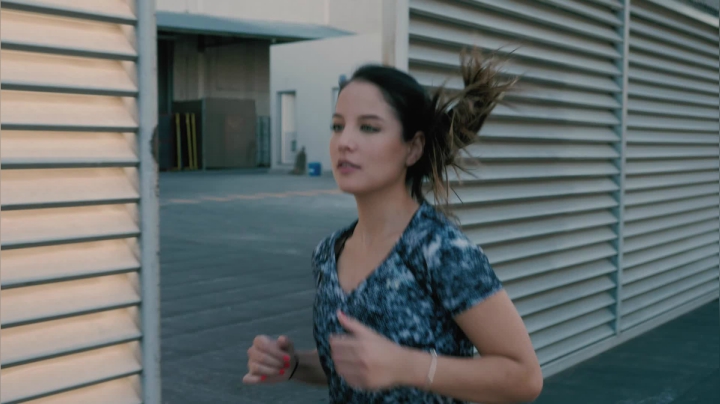 mixkit-woman-runner-on-the-sidewalk-782