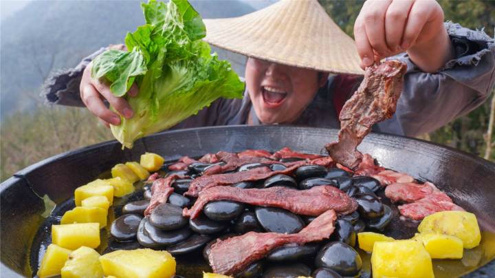 80元买条牛舌头，放火山石上一烤外焦里嫩，一口一个吃着真香
