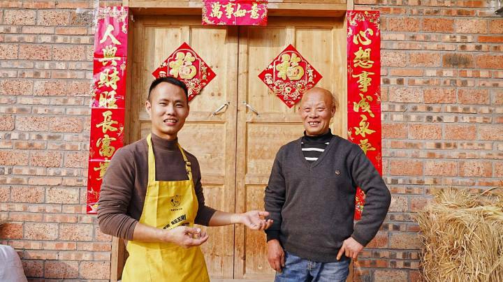 大红灯笼挂起红红火火，对联贴上新年新气象！祝大家新春快乐