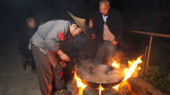 天南地北年夜饭，煮一大锅跷脚牛肉，炖上6小时，邻居吃了都说好