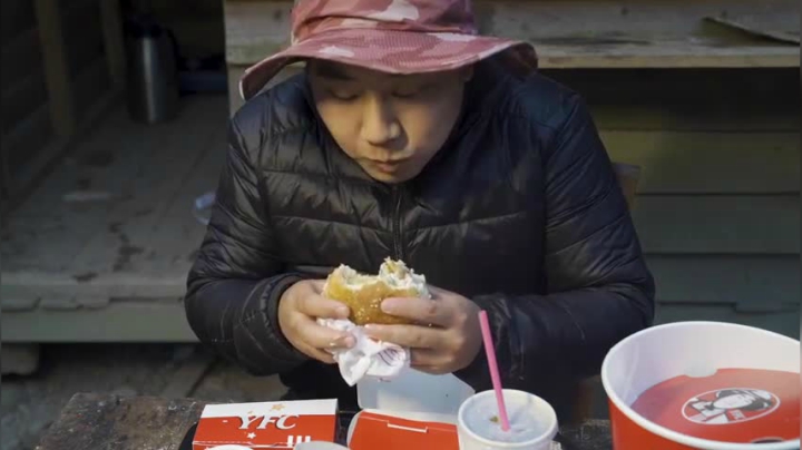 我在斗鱼看YESHI小哥直播美食