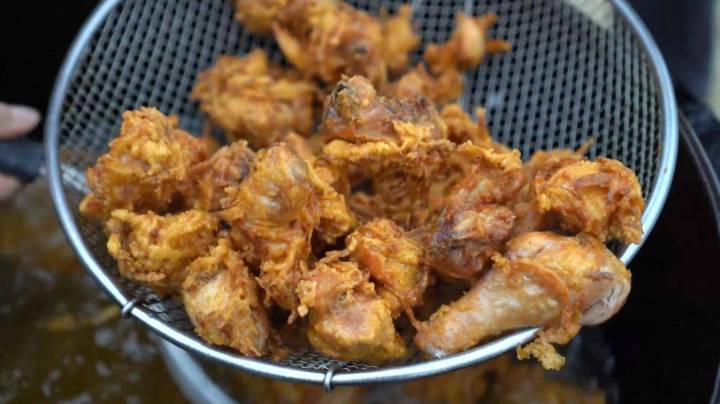 妈妈制作了土豆和鸡肉混合在一起的油炸美食，教程超级简单！