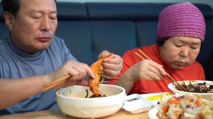 我和爸妈一起享用炸酱面、海鲜面和糖醋肉，肉质酥嫩，美味可口！