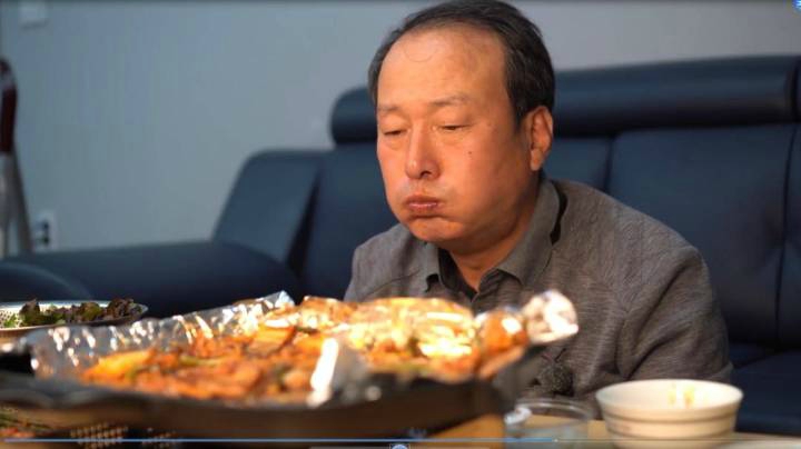 单烤五花肉有点腻，再加点米饭一起拌一下，配上泡菜更过瘾！