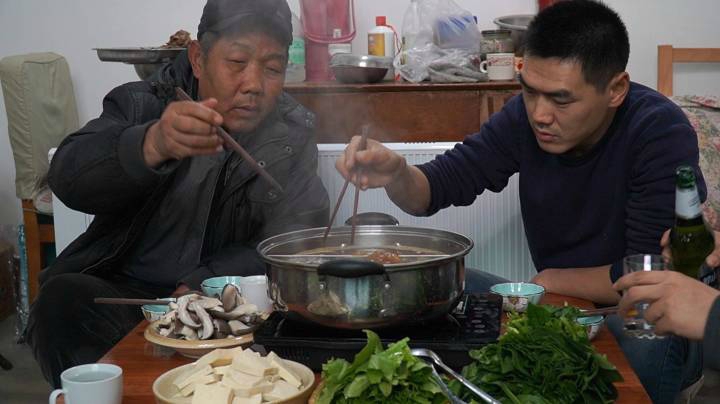 剩的驴排不能浪费，阿远做驴排火锅，叫上大伯和朋友，吃光它