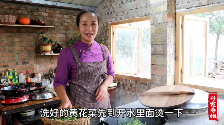 《漂亮娘们儿美食记》162_田间地头的野菜，春姐教你蒲公英的吃法，营养美味还下饭，吃美了