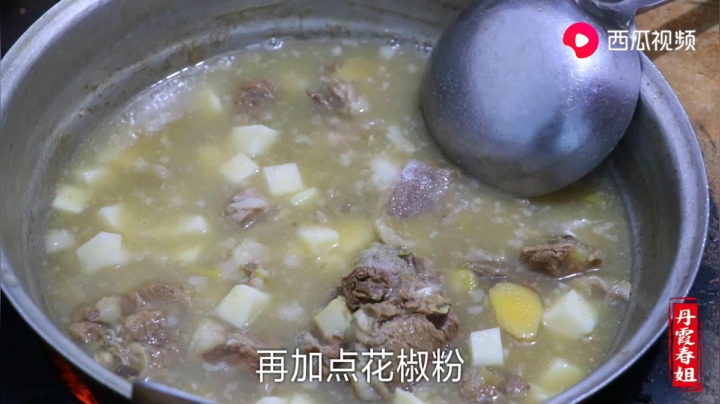 《漂亮娘们儿美食记》355_游客来陕北吃了一碗炖羊肉，转眼看到这个美食后，立马后悔白吃了