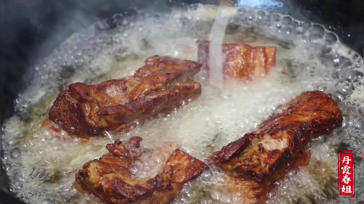 《漂亮娘们儿美食记》37_春姐做梅菜扣肉，不吃肥肉的弟弟竟然开荤了，肥而不腻，吃过瘾了