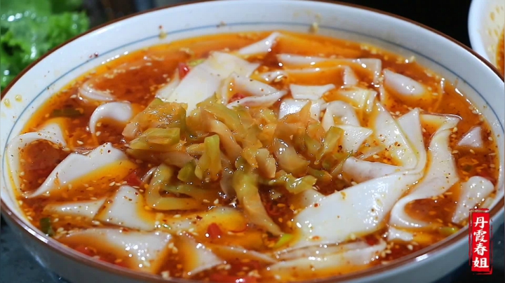 《漂亮娘们儿美食记》199_磊哥带回土豆粉，春姐做酸辣粉，汤汁酸辣粉劲道，大家吃的真过瘾