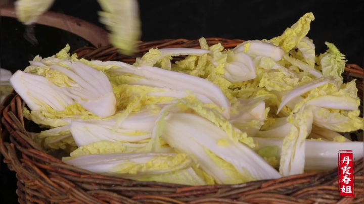 《漂亮娘们儿美食记》271_春姐教香辣泡菜，简单易学，比例放好，香辣娃娃菜就成了，真过瘾