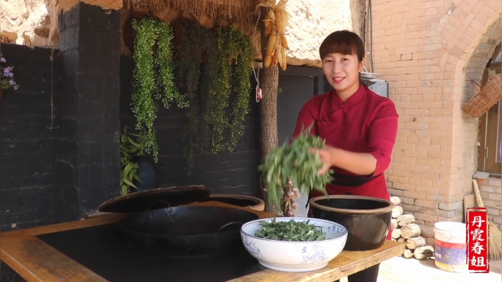 《漂亮娘们儿美食记》256_这种野菜好苦，为什么大家还爱吃？春姐把它凉拌，咬一口清脆爽口