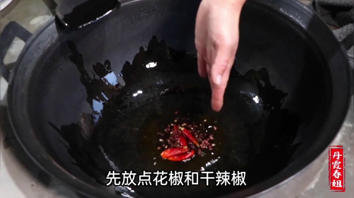 《漂亮娘们儿美食记》91_白菜炖粉条怎么做才好吃？春姐告诉你诀窍，香气四溢，好吃又解馋