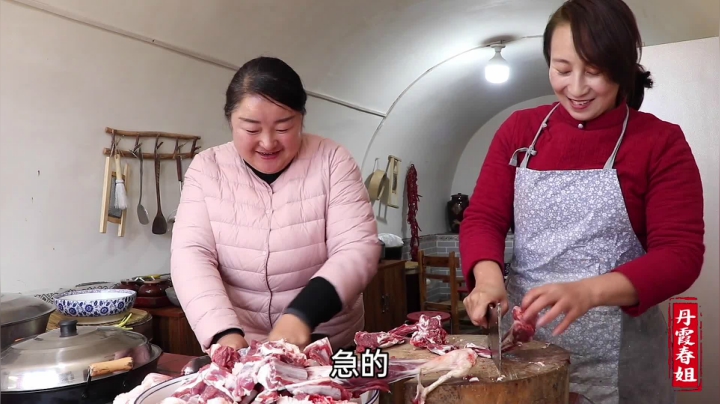 《漂亮娘们儿美食记》26_春姐教你炖羊肉新吃法，配沙盖这样做，酸爽开胃，大人小孩都爱吃