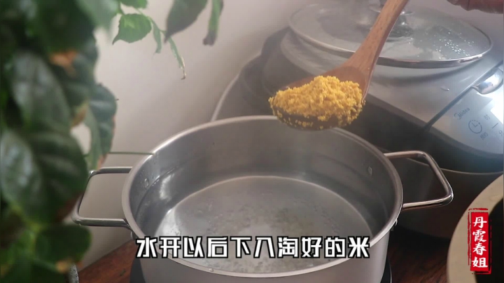 《漂亮娘们儿美食记》99_春姐教你这样熬小米粥，米香浓郁，家里大人小孩都爱吃