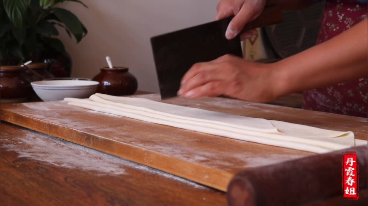 《漂亮娘们儿美食记》253_炎炎夏日，春姐做解暑凉面，清凉爽口，姐弟俩一人吃一大碗还想吃