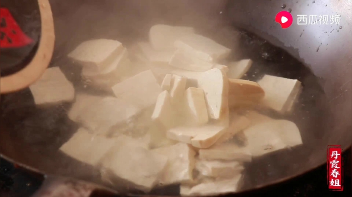 《漂亮娘们儿美食记》336_过年炒菜第3集“老酱炒豆腐”，简单易学，全家人都爱吃，很下饭