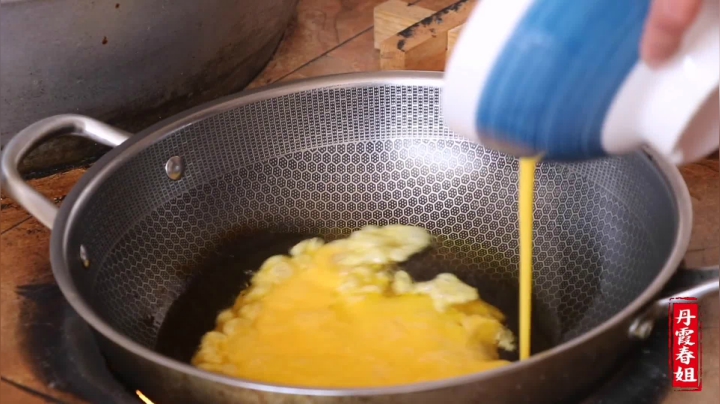 《漂亮娘们儿美食记》265_头茬韭菜长高了，春姐割回家做成韭菜盒子，皮薄馅香，弟弟吃不够