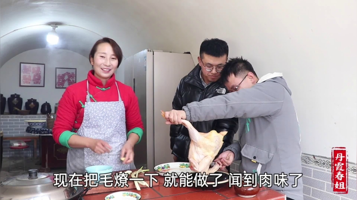《漂亮娘们儿美食记》21_弟弟口馋，杀只老母鸡，春姐做鸡肉蘸糕，年糕蘸鸡汤，吃着真过瘾