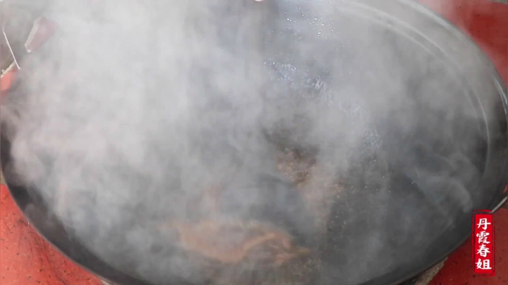 《漂亮娘们儿美食记》48_弟弟280买根牛尾巴，春姐做酱香牛尾，软烂入味，这也太好吃了吧